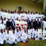 Le nonce apostolique, le président de la CENCO et l'archevêque de Kananga entourés des formateurs et des séminaristes de Malole le 9 septembre 2017 au Kasaï-Central. Radio Okapi/Photo Joël Bofengo.