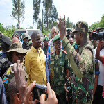 Le Colonel Mamadou Ndala explique la situation à Julien Paluku à Kibumba