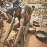 Un creuseur d'or dans l'est du Congo