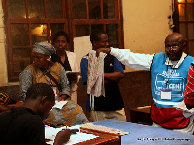 Dépouillement des bulletins de vote pour des candidats aux élections de 2011 en RDC, en présence des témoins le 28/11/2011 à Kinshasa