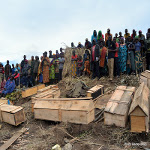 Inhumation de 29 civils victimes de massacre au village Luhanga (Nord-Kivu). Lundi 28/11/2016. Ph. Radio Okapi/Alain Kyalemaninwa Wandimoy