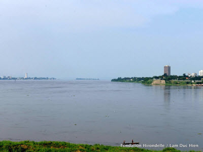 Les capitales les plus rapprochées du monde, séparées par le fleuve Congo: Brazzaville à gauche, Kinshasa à droite.