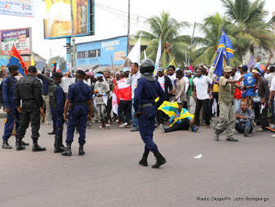 La police empche les manifestants de franchir la limite impose pour la marche des partis politiques de l'opposition membres de la Dynamique de l'opposition le 26/05/2016  Kinshasa