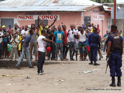 Des manifestants contre l'adoption de la loi lectorale au parlement font face  la police le 19/01/2015  Kinshasa