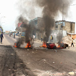 Des pneus brûlés le 19/01/2015 par des manifestants à Kinshasa qui répondaient au mot d'ordre de l'opposition congolaise de manifester contre l'adoption de la loi électorale au parlement