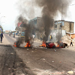 Des pneus brls le 19/01/2015 par des manifestants  Kinshasa qui rpondaient au mot d'ordre de l'opposition congolaise de manifester contre l'adoption de la loi lectorale au parlement