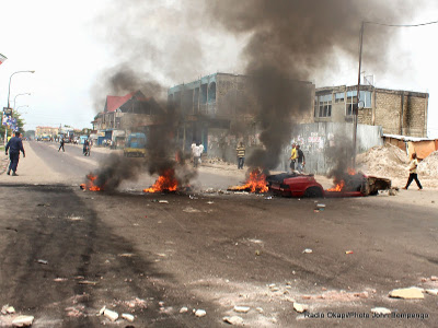 Des pneus brls le 19/01/2015 par des manifestants  Kinshasa qui rpondaient au mot d'ordre de l'opposition congolaise de manifester contre l'adoption de la loi lectorale au parlement