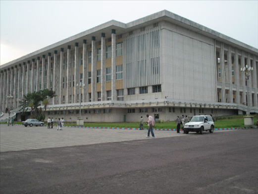 Sance plnire ce mercredi  l'Assemble nationale autour de la question orale sur les vnements du Bas Congo. Le ministre d'Etat en charge de l'Intrieur a rpondu  la question pose par l'honorable Kiakwama  par des projections des images et des correspondances reues autour de ces vnements. Un dbat s'en est suivi notamment avec l'intervention du dput auteur de la question orale, et de l'honorable Ne Muanda Nsemi, responsable dsign de ces vnements par le Gouvernement.