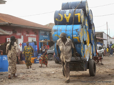 Transport des fus vides pour chargement de l'huile de palme au marché Somba Zikida dans la commune de Kinshasa en RDC. Radio Okapi/Ph. John Bompengo