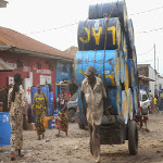 Transport des fus vides pour chargement de l'huile de palme au marché Somba Zikida dans la commune de Kinshasa en RDC