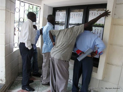 Quelques personnes regardent la liste des candidats à Goma
