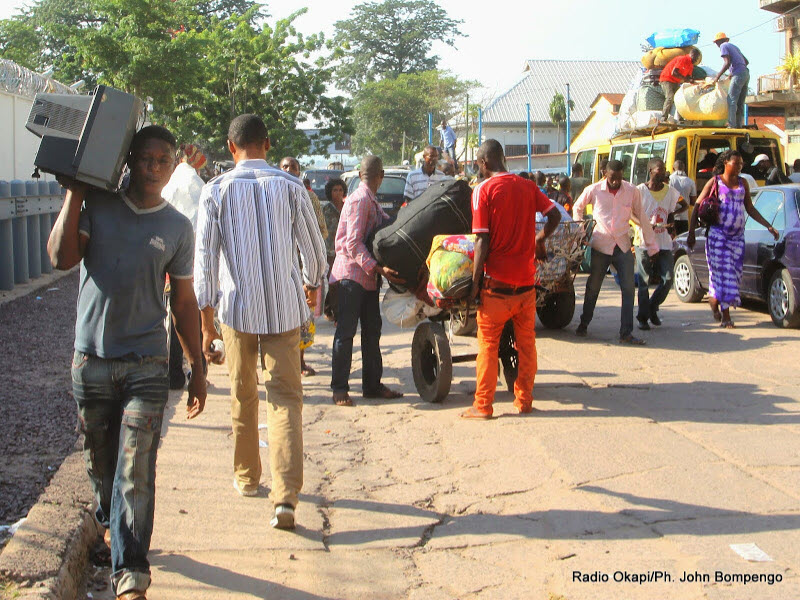 Des familles refoules de Brazzaville cherchant  rejoindre leurs proches le 24/04/2014  l'entre principale de l'ex- port Onatra  Kinshasa