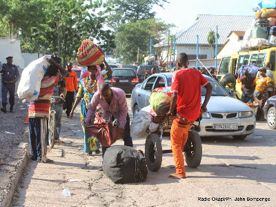 Des familles refoulées de Brazzaville cherchant à rejoindre leurs proches le 24/04/2014 à l'entrée principale de l'ex- port Onatra à Kinshasa