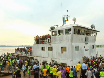 L'arrive des ressortissants de la RDC refouls de Brazzaville le 29/04/2014 au port fluvial de Kinshasa.