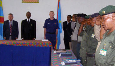 La Division Etat de Droit de la MONUC ainsi que l'Institut Amricain de la Dfense des Etudes Lgales Internationales ont organis le 30 janvier 2008  Kisangani un atelier de formation juridique de quatre jours pour renforcer les capacits des officiers de la justice militaire sur les investigations des crimes de violence sexuelle. 42 auditeurs militaires, procureurs et magistrats, venus de toute la Province Orientale, ont pris part  cet atelier. 