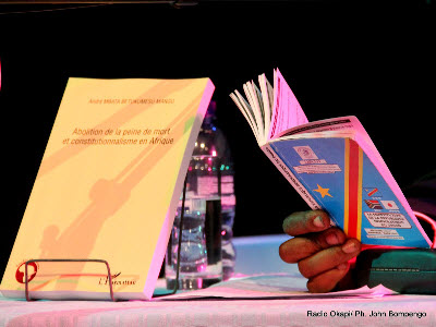 André Mbata Betukumesu Mangu, auteur du livre sur l'abolition de la peine de mort et le constitutionnalisme en Afrique, lit la constitution de la RDC lors de la présentation de son ouvrage le 11/10/2011 à Kinshasa.