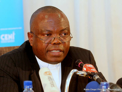 Pasteur Ngoy Mulunda, président de la Ceni le 11/11/2011 à Kinshasa, lors d'une conférence de presse. 