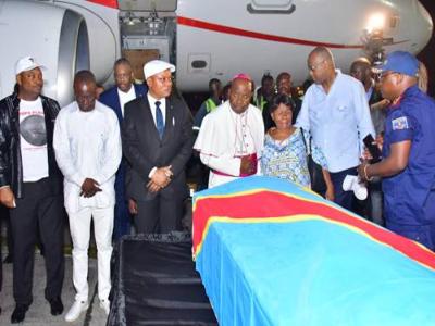 Mgr Gerard Mulumba, frre d'Etienne Tshisekedi. A ses cts, Jean-Marc Kabund, prsident intrimaire de l?UDPS, et premier vice-prsident de l?Assemble nationale. Photo Presse prsidentielle.