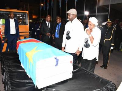 Le cercueil descend du pied de l’avion, couvert du drapeau national, jeudi 30 mai à 19h40’. Photo Presse présidentielle.