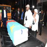 Le cercueil descend du pied de l?avion, couvert du drapeau national, jeudi 30 mai à 19h40?. Photo Presse présidentielle.