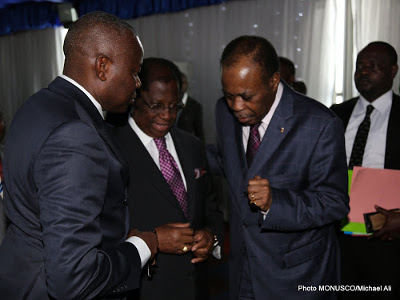 Au deuxime jour des travaux du dialogue national, le facilitateur de l'Union africaine, Edem Kodjo, s'entretient avec des dlgus en marge des travaux. Photo MONUSCO/Michael Ali