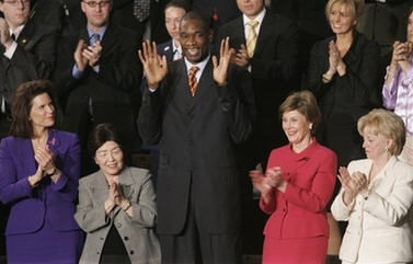 Dikembe Mutombo tait parmi les invits d'honneur au State of the Union, un vnement annuel durant lequel le prsident des tats-Unis rend compte de la situation du pays  la nation.