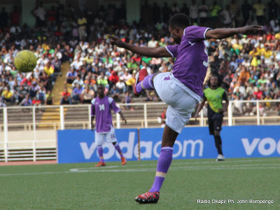 Un joueur de Don Bosco (en culotte blanche) dégage son camp lors du match contre AS V-Club (vert-noire) le 16/10/2011 au stade des Martyrs à Kinshasa.