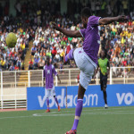 Un joueur de Don Bosco (en culotte blanche) dgage son camp lors du match contre AS V-Club (vert-noire) le 16/10/2011 au stade des Martyrs  Kinshasa.