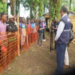 Le directeur de l'OMS, le Dr Tedros Adhanom Ghebreyesus adresse un message d'espoir  la population de Mangina rsidant prs de l'hpital dans le contexte de l?pidmie de la maladie  virus Ebola (11 aot 2018). Photo MONUSCO/Alain Coulibaly