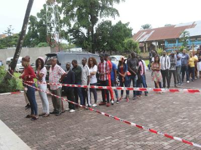 Scne de vie devant un bureau de vote  Kinshasa, le 30/12/2018. Radio okapi/Photo John Bompengo