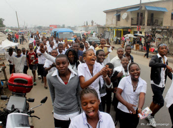 Des lves finalistes clbrent la fin de la dernire preuve de l'Examen d'Etat le 23/06/2011  Kinshasa