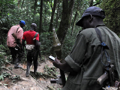 Des rebelles des FDLR (Forces démocratiques pour la libération du Rwanda) dans la forêt de Pingu dans l'Est de la RDC le 06/02/2009