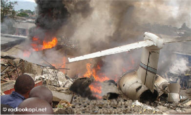 Un avion vient de s'craser  Birere, un quartier populaire de Goma. L'avion appartient  la compagnie Hewa Bora. Selon la Regie des Voies Ariennes, RVA, l'avion dcollait de Goma vers Kisangani avec 94 passagers. Pour l'instant, quelques rescaps sont sortis de l'avion en feu, indique radiookapi.net