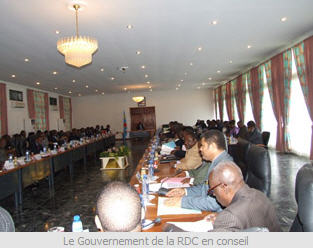 Le remaniement gouvernemental en République démocratique du Congo, déjà plusieurs fois annoncé, est finalement intervenu le dimanche 25 novembre, tard dans la soirée.  Cette équipe gouvernementale est d'abord caractérisée par un équilibre régional et surtout la compression de l'équipe gouvernementale.