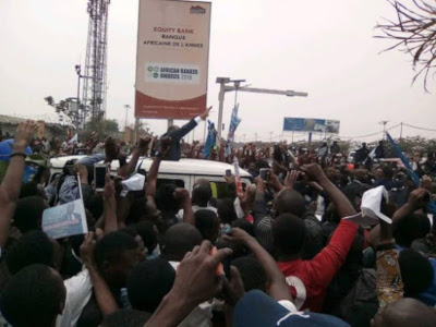 Le sénateur Bemba salue une foule de partisans venue l'accueillir à l'aéroport de N'djili à son retour en RDC après 11 ans d'absence dont 10 en prison à la CPI