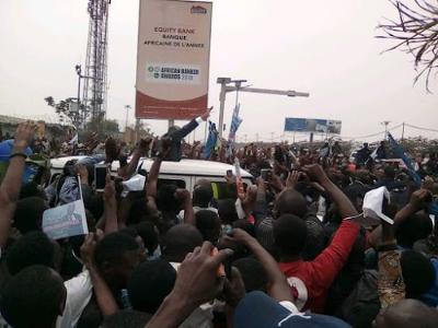 Mercredi 1er août 2018-Le sénateur Bemba salue une foule de partisans venue l'accueillir à l’aéroport de N'djili à son retour en RDC après 11 ans d'absence dont 10 en prison à la CPI. 