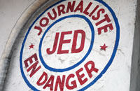 Le monde entier a clbr, le 3 mai 2008, la Journe internationale de la libert de la Presse. Si le Secrtaire gnral de l'ONG congolaise Journaliste En Danger (JED), Tshivis Tshivuadi, que nous avons rencontr, annonce, qu'au regard des statistiques, il y a une lgre amlioration, en matire de respect de la libert de la presse en RDC, il pense que cette embellie est l'arbre qui cache le fort.