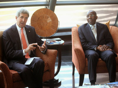 John Kerry, secrétaire d'Etat américain et le ministre des Affaires Etrangères congolais Raymond Tshibanda le 3/05/2014 lors de son arrivée à l'aéroport international de Ndjili à Kinshasa pour une visite du travail