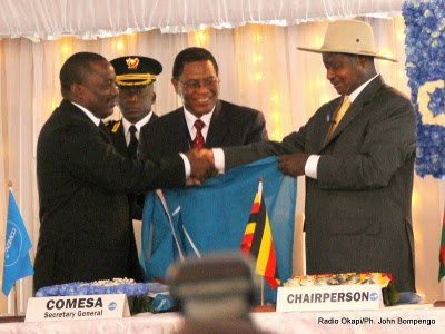 Passation du pouvoir entre le chef de l'Etat congolais Joseph Kabila et son homologue ougandais Yoweri Museveni le 26/02/2014 à Kinshasa lors de l'ouverture du 17e sommet de la conférence des chefs d'Etat et de gouvernement du Comesa