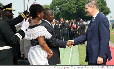 Joseph et Olive Kabila avec le Secrétaire général adjoint des Nations unies chargé des opérations de maintien de la paix, Jean Marie Guéhenno