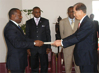 Le Prsident Joseph Kabila Kabange a reu jeudi,au Palais de la nation de
Kinshasa, les lettres de crance des trois ambassadeurs extraordinaires et plnipotentiaires nouvellement accrdits en Rpublique dmocratique du Congo.
Il s'agit des ambassadeurs Rokiatou Traor Guikin du Mali,Kim Young-Jun de la Core du Sud et de Luis Castillo de Cuba.