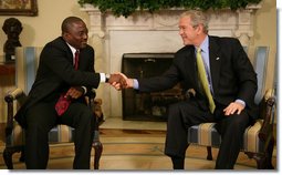 Le prsident George Bush a reu son homologue congolais Joseph Kabila ce matin, heure de Washington, dans l'Oval Office de la Maison Blanche. Aprs la rencontre les deux prsidents se sont exprims brivement  la presse. Voici une traduction ralise par CongoPlanete.com du communiqu de presse de la Maison Blanche  ce sujet. 

