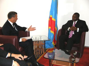 Les questions en rapport avec la relation entre la RDC et les USA ainsi que les efforts raliss par la RDC aprs les lections ont t passes en revue au cours de l'entretien que le Prsident de la Rpublique, Joseph Kabila Kabange, a eu vendredi au Palais de la Nation avec le snateur amricain Riss Feingold.