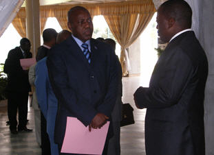 Le Président de la République, Joseph Kabila Kabange, a eu mardi, au Palais de la Nation, une séance de travail avec les gouverneurs de province, autour des questions relatives notamment à la rétrocession aux provinces des 40 % et aux allocations spéciales pour les Gouverneurs de province.

