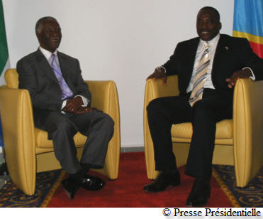 Le Président de la République, Joseph Kabila Kabange, est arrivé mercredi à Pretoria, en Afrique du Sud, où il prend part ce jeudi 3 avril 2008, aux côtés de son homologue sud-africain, Thabo Mbeki, à la réunion de la 5ème grande commission mixte RSA-RDC.
Au cours de cette réunion au sommet, les deux Chefs d'Etat procéderont à l'examen et à l'approbation du rapport élaboré par les experts des deux pays.