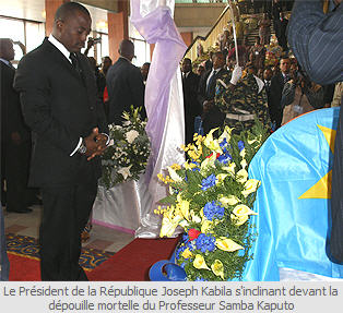 Le Président Joseph Kabila Kabange s'est incliné, dimanche 5 août 2007 devant la dépouille mortelle de son Conseiller spécial en matière de sécurité, le Professeur Guillaume Samba Kaputo décédé le mercredi 1er Août 2007 en Afrique du Sud de suite d'une courte maladie. La cérémonie s'est déroulée au Palais du peuple à Kinshasa où est exposée la dépouille de l'illustre disparu.