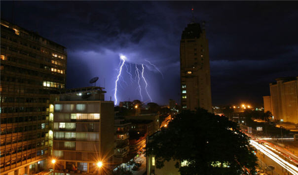 Centre de la ville de Kinsahsa la nuit