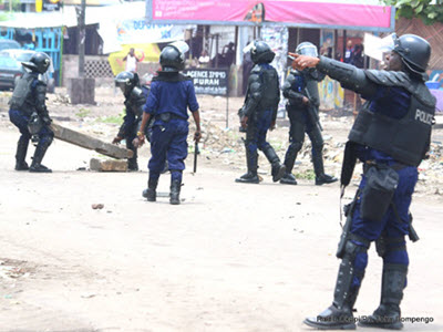 La police tente de dégager une route barricadée lors d'une marche de l'opposition congolaise à Kinshasa, le 19/09/2016.