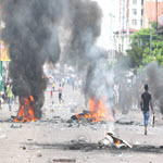 Des pneus brûlés par des manifestants sur une avenue à Kinshas