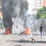 Des pneus brls par des manifestants sur une avenue  Kinshas